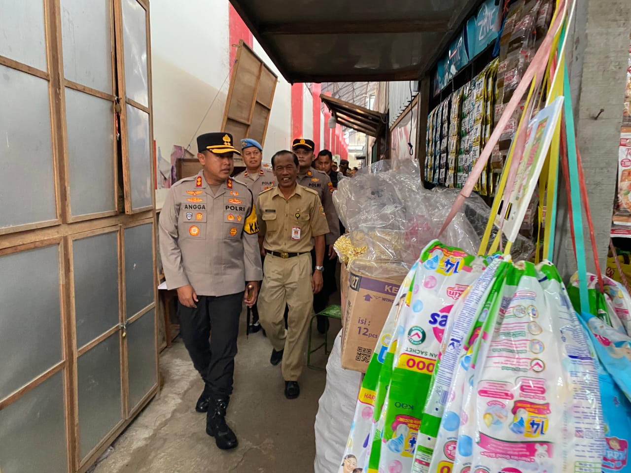 Kapolres Sukoharjo AKBP Anggaito Hadi Prabowo menyusuri los demi los Pasar Cuplik, Selasa (23/12) pagi.
