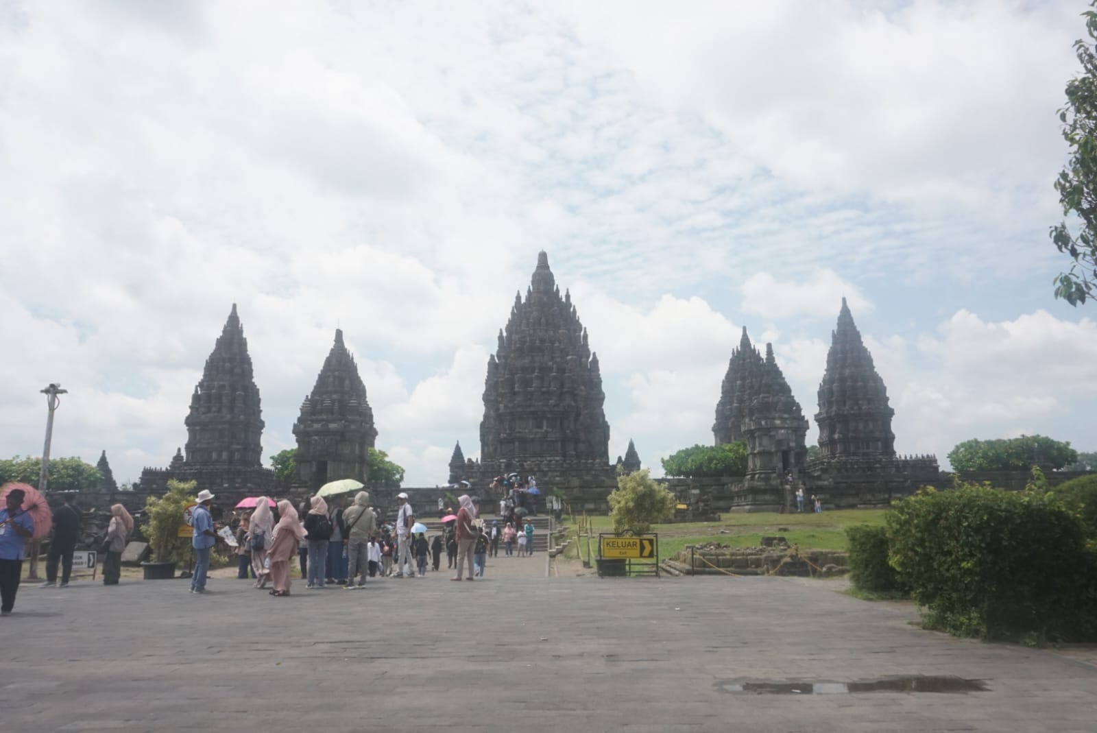 Sejumlah pengunjung saat berwisata di Taman Wisata Candi (TWC) Prambanan pada momen libur Natal dan Tahun Baru (Nataru) kali ini. (Angga Purenda/Radar Solo)