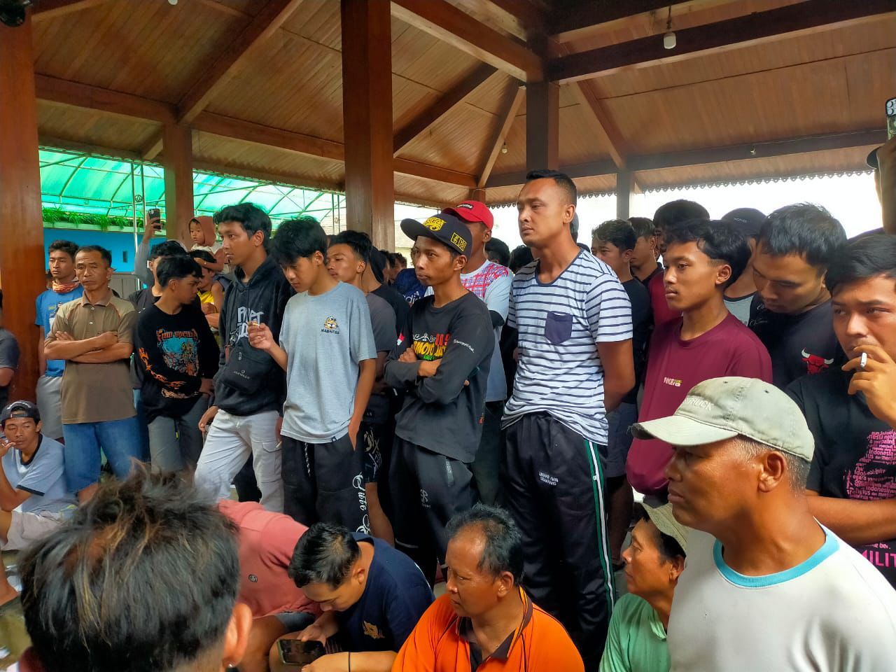 Warga saat mendatangi Kantor Desa Jeruk, Kecamatan Selo, Boyolali, Selasa (23/12/2025).