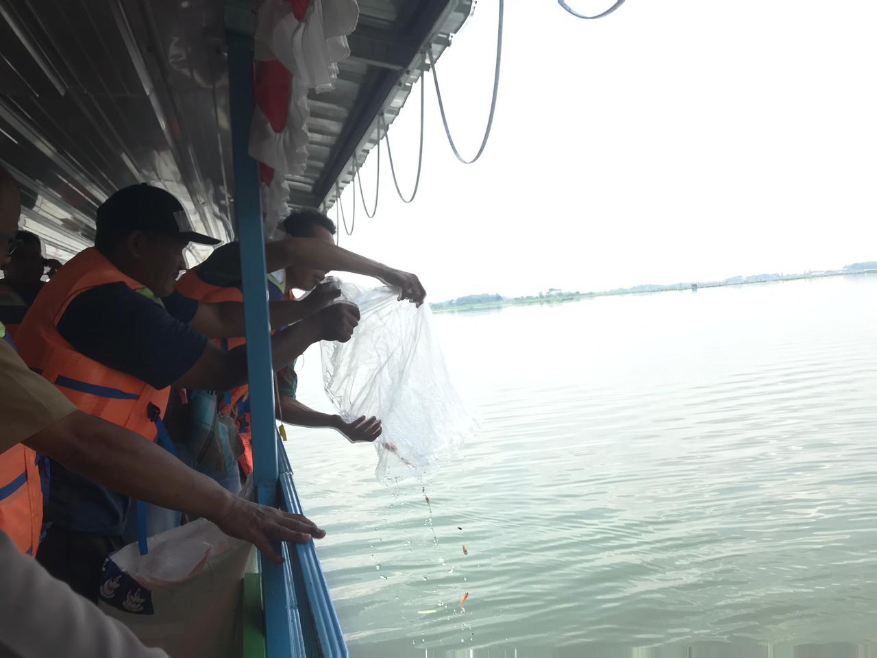Komunitas disabilitas di Boyolali penebaran benih ikan di area Waduk Cengklik, Selasa (23/12/2025)