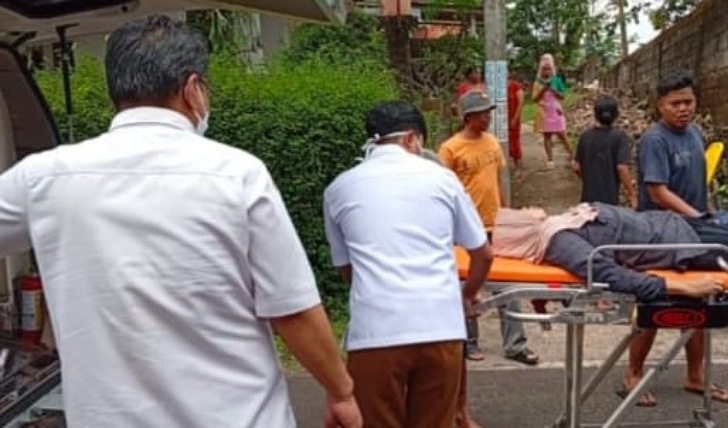 Warni (49), warga Desa Jatisari, Kecamatan Jatisrono, ambruk saat tengah berjalan kaki menuju rumahnya.