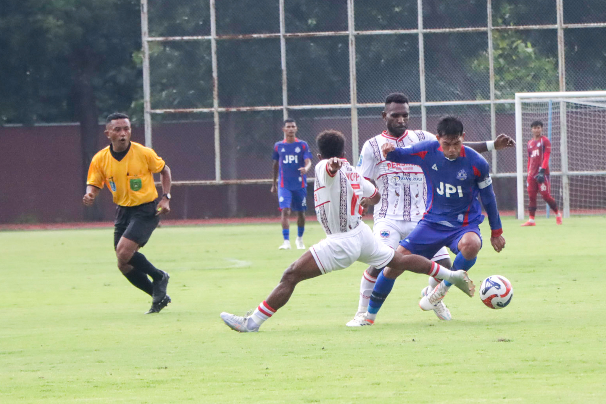REVANS: Pertandingan Persika Karanganyar melawan Persinab Sang Maestro FC di Stadion UNS,&nbsp;Selasa sore (23/12).