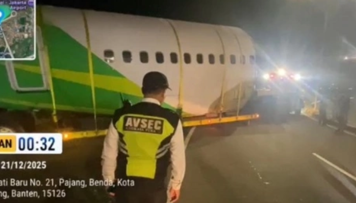 Badan pesawat yang berada di tengah jalan raya kawasan Bandara Soetta.