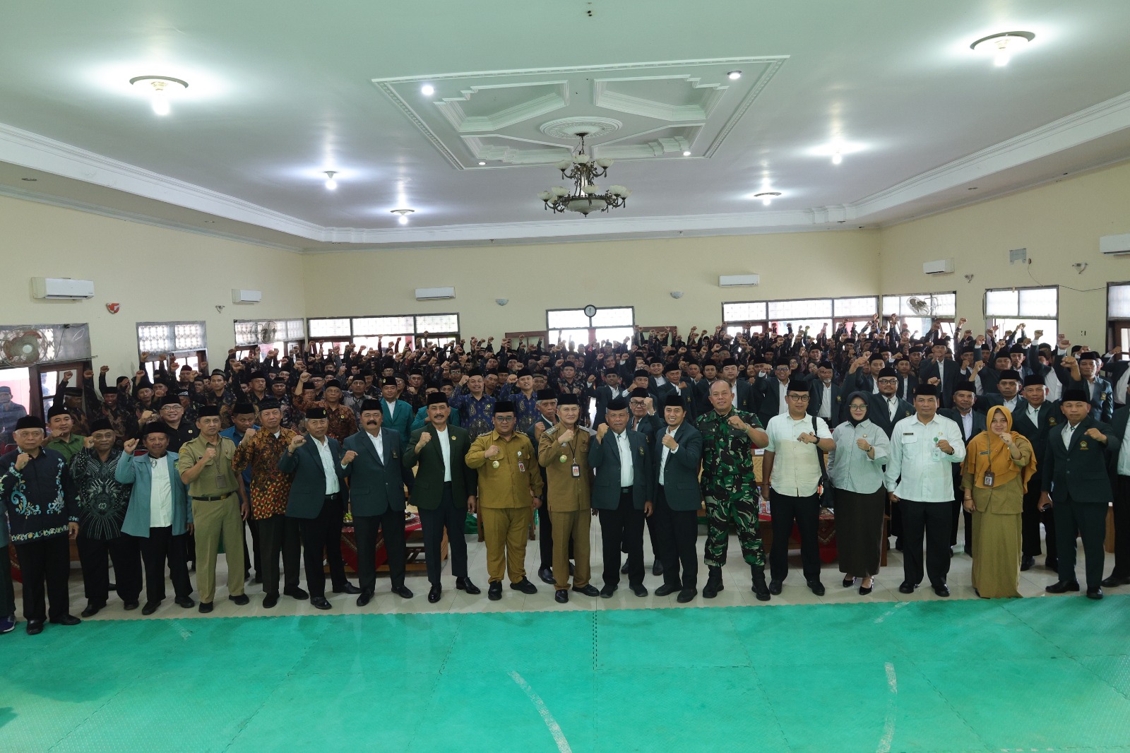 Bupati Wonogiri Setyo Sukarno bersama Forkompimda Wonogiri berfoto bersama usai pelantikan dan pengukuhan Pengurus DPD LDII Wonogiri masa bakti 2025&ndash;2030 di Gedung Giri Wahana kompleks