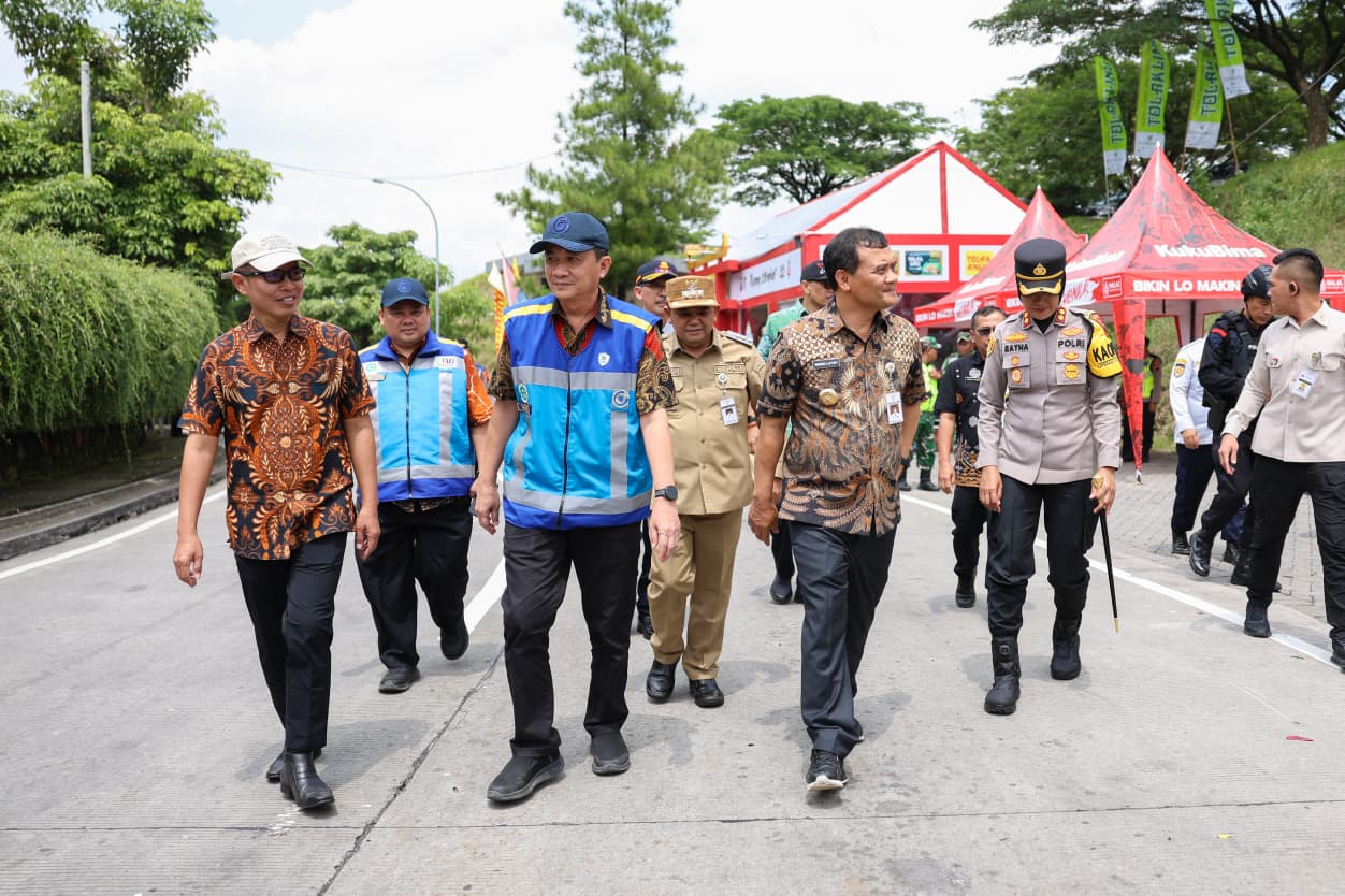 Gubernur Jateng Ahmad Luthfi meninjau Rest Area KM 429 Ungaran untuk memastikan kelancaran arus dan pelayanan Nataru 2025.