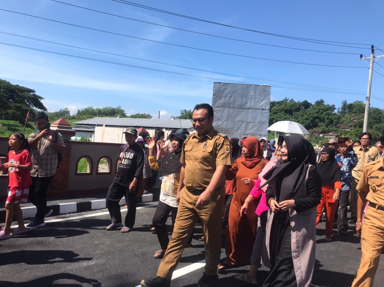 Bupati Sragen Sigit Pamungkas meninjau Jembatan Winong Elok di Desa Tunggul, Kecamatan Gondang, Selasa (23/12/2025). (Ahmad Khairudin/Radar Solo)