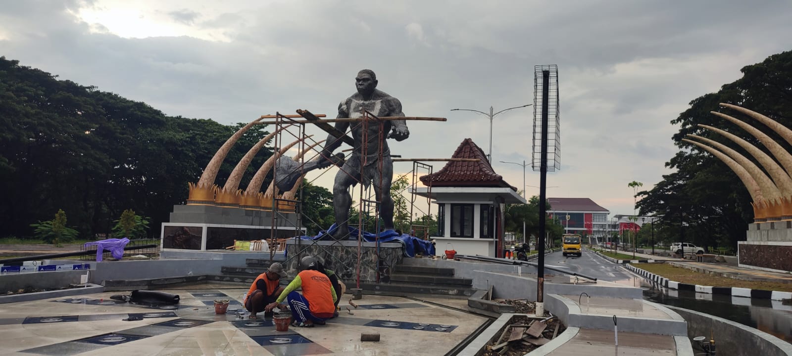 Pembangunan patung raksasa manusia purba dan air mancur di kantor Pemda Terpadu Sragen. (Ahmad Khairudin/Radar Solo)