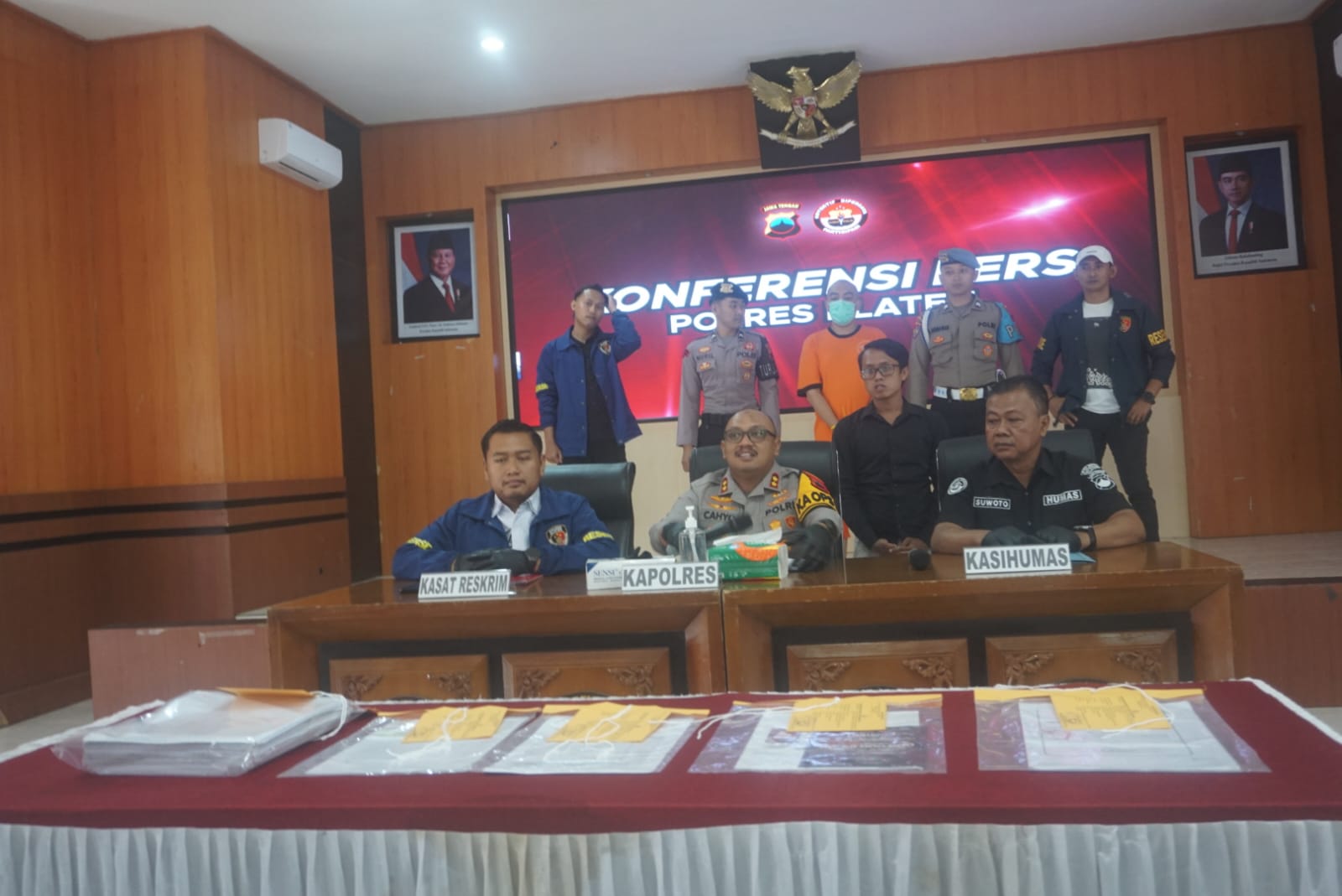 Kapolres Klaten AKBP Nur Cahyo Ari Prasetyo memberikan keterangan terkait kasus penggelapan uang dengan tersangka pihak wedding organizer (WO). (Angga Purenda/Radar Solo)