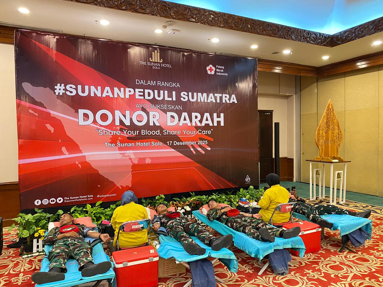 The Sunan Hotel Solo gelar aksi donor darah #SunanPeduliSumatra sebagai bentuk solidaritas untuk korban bencana di Sumatra, Rabu (17/12/2025).