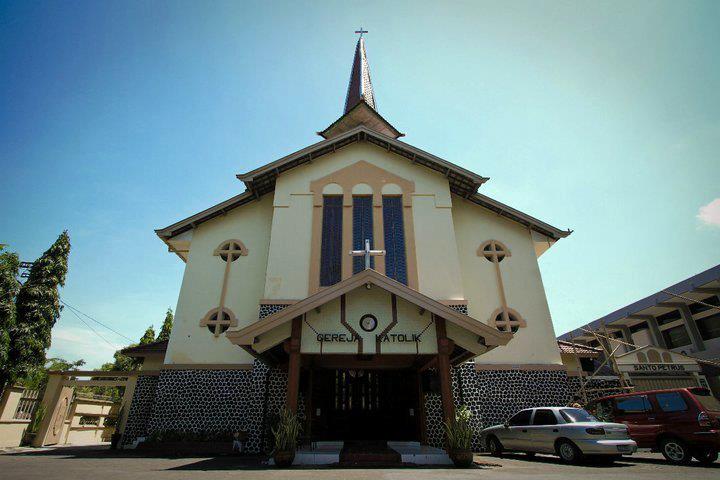 Cek jadwal Misa Natal 2025 di Solo Raya. Lengkap lokasi gereja, jam misa malam Natal dan Hari Natal, serta waktu ibadah dimulai.