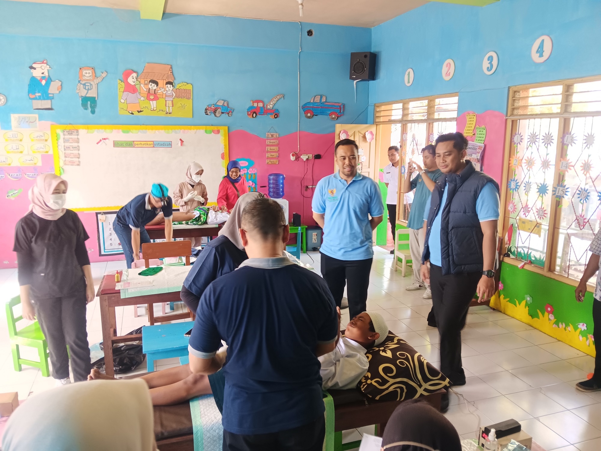 Bupati dan Wakil Bupati Klaten saat meninjau kegiatan khitanan massal yang digelar Baznas di Masjid Raya Klaten. (Angga Purenda/Radar Solo)