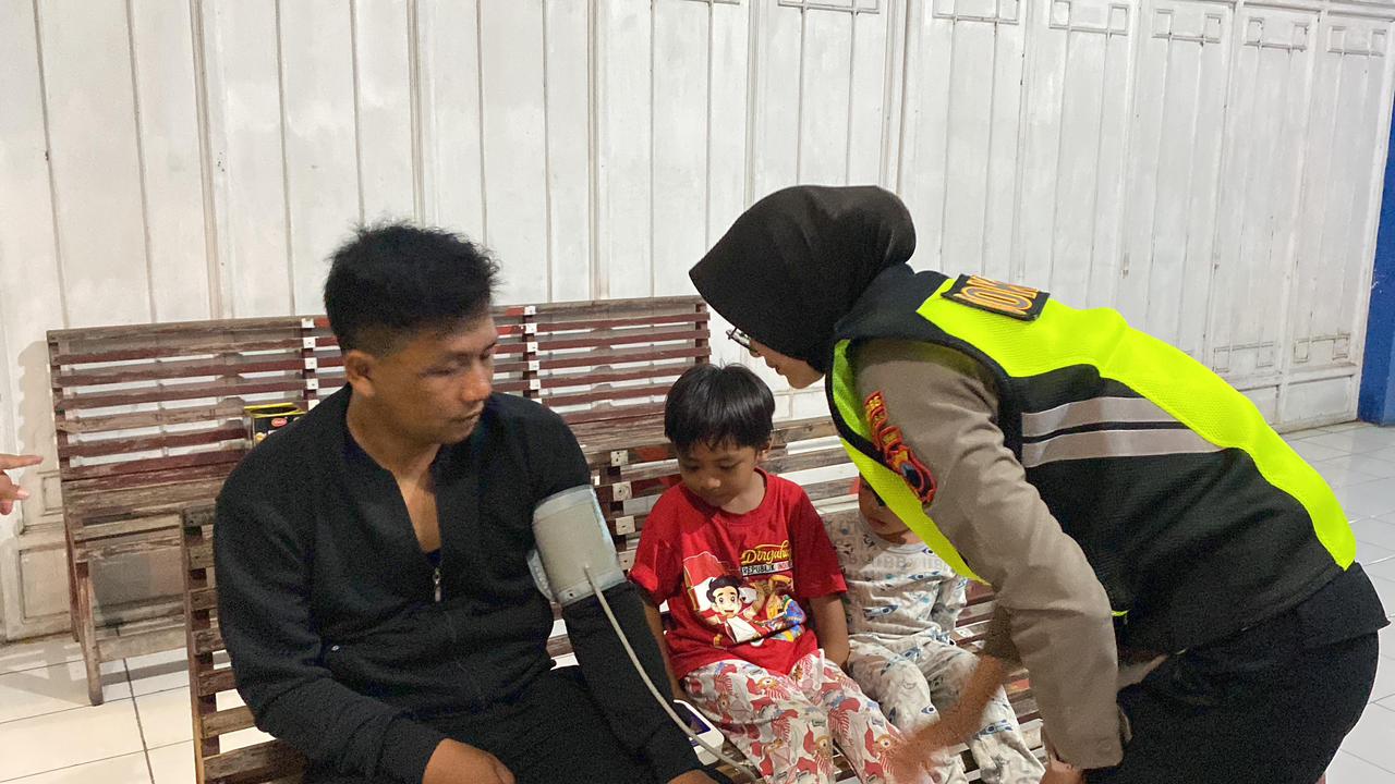 Pemudik manfaatkan layanan pemeriksaan kesehatan gratis di Terminal Sukoharjo, serta sejumlah Pos Pengamanan (Pospam), Selasa (23/12) malam.