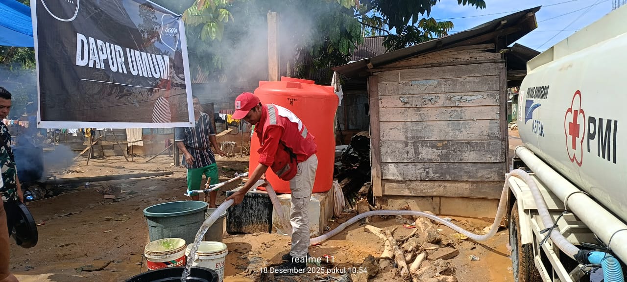 Aris Diyanto, relawan Palang Merah Indonesia (PMI) Sukoharjo dropping air bersih ke dapur umum korban bencana di Sumatera Utara.