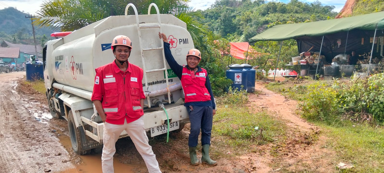 Aris Diyanto (kiri), relawan Palang Merah Indonesia (PMI) Sukoharjo saat bertugas di Sumatera Utara.