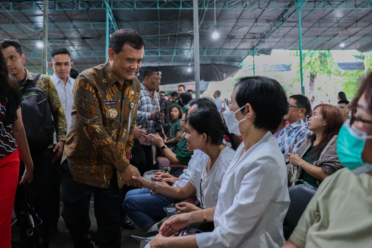 Gubernur Jateng Ahmad Luthfi menyapa jemaat misa Natal di Gereja Katedral Santa Perawan Maria Ratu Rosario Suci, Randusari, Kota Semarang, Rabu (24/12/2025).
