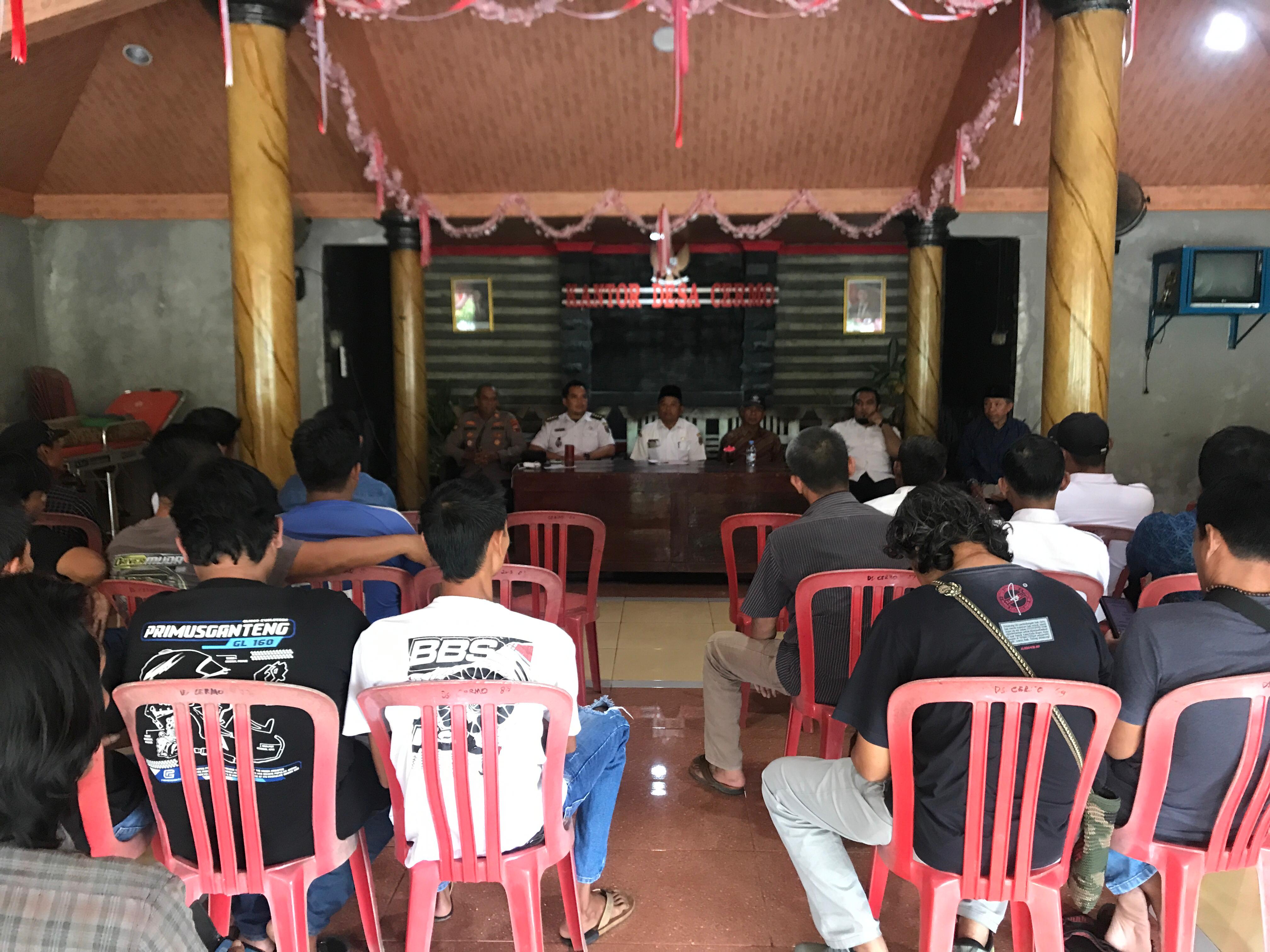 Warga Desa Cermo, Kecamatan Sambi, Boyolali beraudiensi soal pembangunan gedung KDMP di lapangan desa, Rabu (24/12/2025).