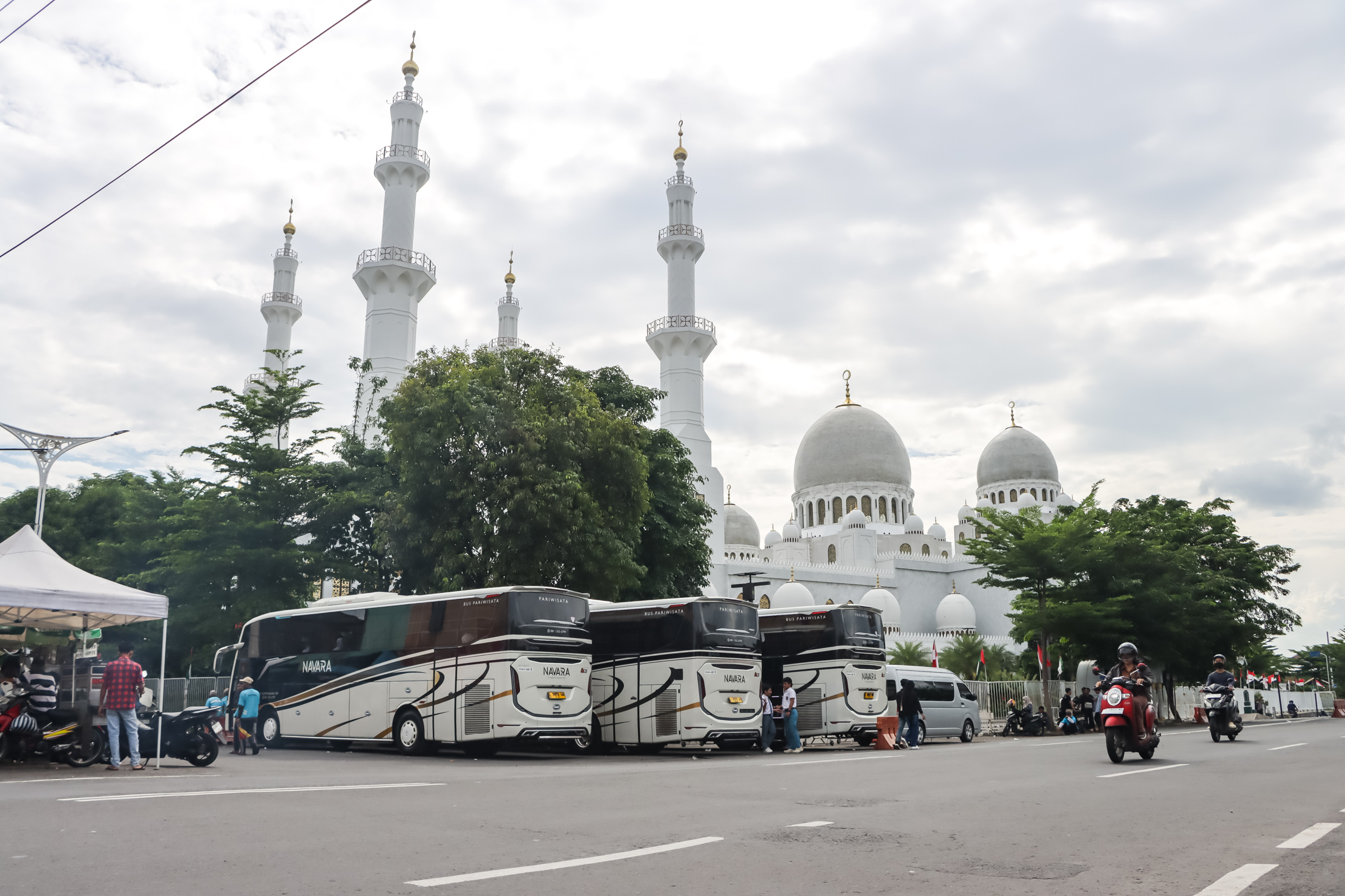 Masjid Raya Sheikh Zayed menjadi salah satu jujugan destinasi wisata di Kota Solo. (M Ihsan/Radar Solo)