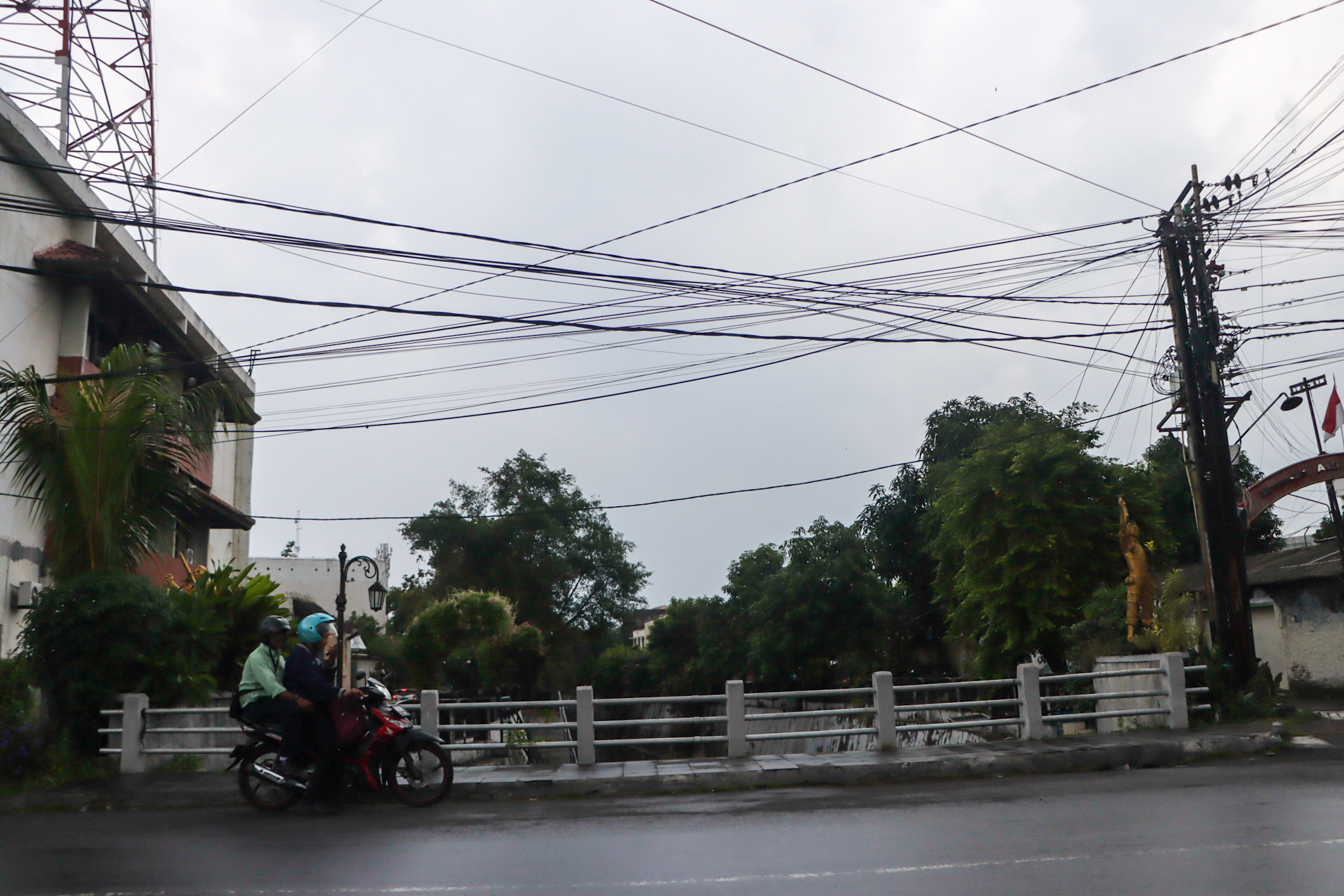 Setelah perda disahkan, kabel semrawut di Kota Solo bakal ditertibkan. (M Ihsan/Radar Solo)