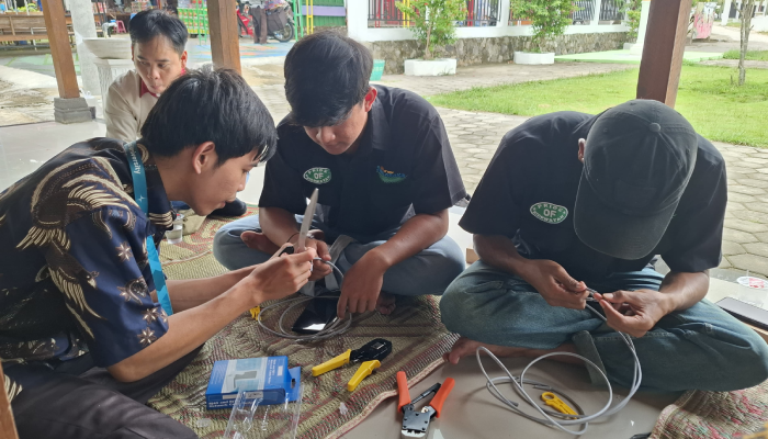 Tim PKM Universitas Tiga Serangkai menambah titik hotspot di area wisata Siblarak.