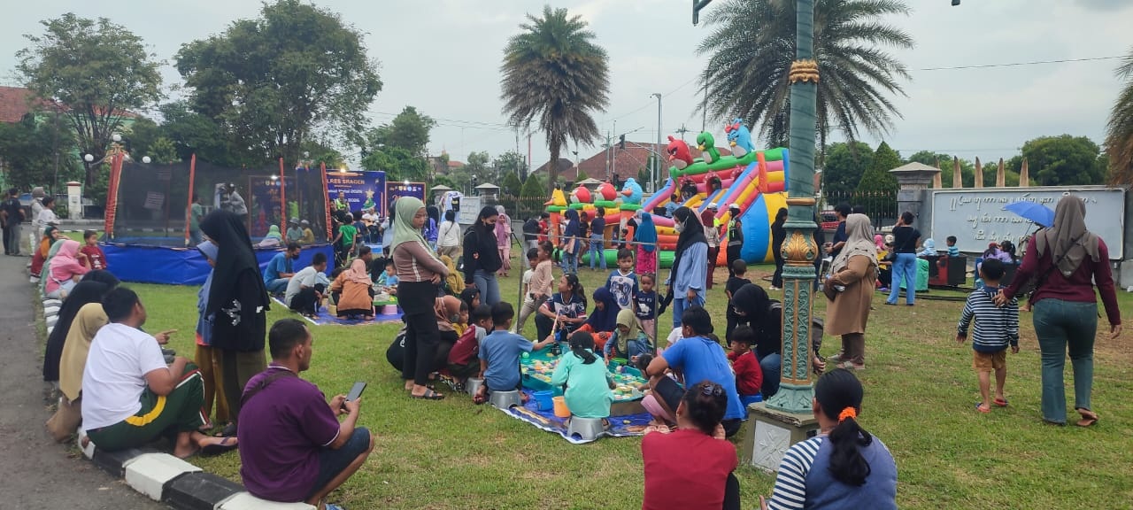 Sejumlah anak bermain di playground Mapolres Sragen, Rabu (24/12/2025). (Ahmad Khairudin/Radar Solo)