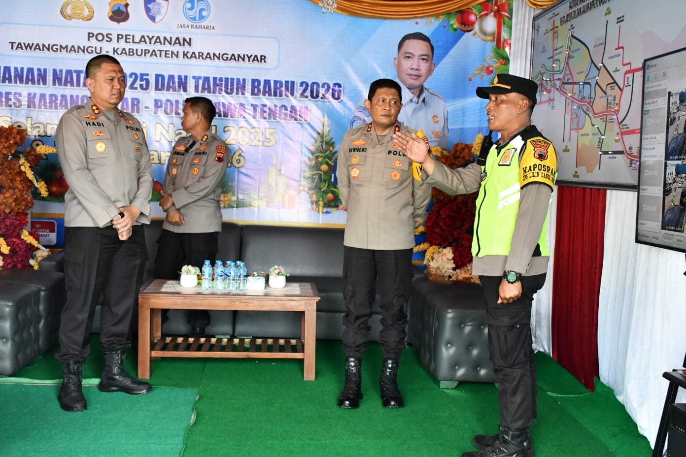 Kapolda Jateng Irjen Pol Ribut Hari Wibowo (dua dari kanan) didampingi Kapolres Karanganyar AKBP Hadi Kristanto (kiri) cek pos pelayanan di Tawangmangu. (Rudi Hartono/Radar Solo)