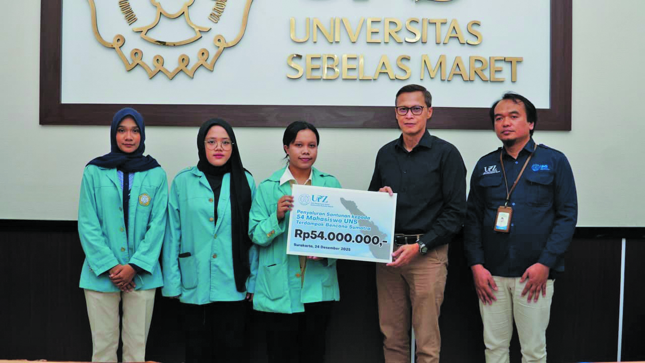 Mahasiswa UNS terdampak bencana banjir Sumatera dan Aceh terima bantuan dari kampus.