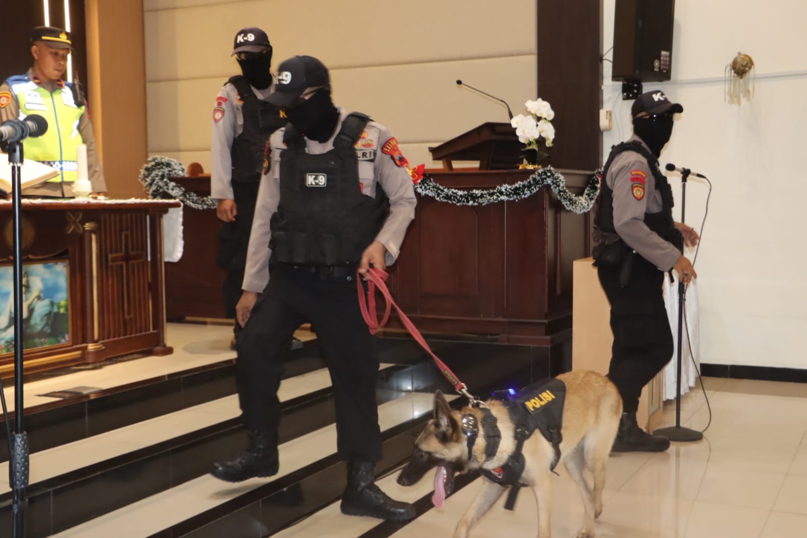 Anjing dari Unit K9 Polres Sragen mengecek salah satu gereja di Sragen jelang Misa Natal 2025, Rabu (24/12/2025). (Ahmad Khairudin/Radar Solo)