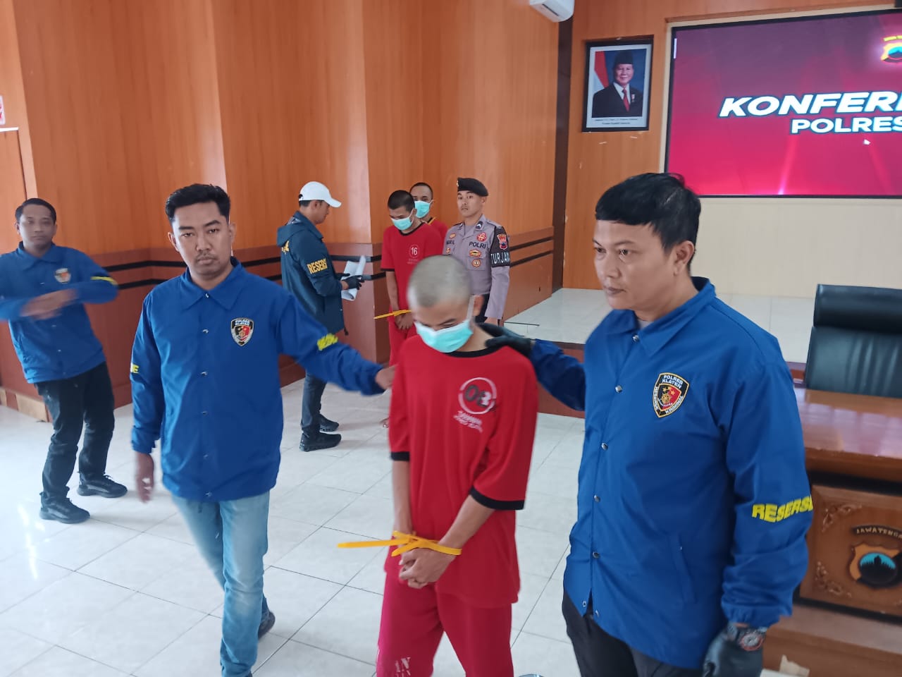 Tersangka penganiyaan saat dibawa dan dimintai keterangan di Mapolres Klaten. (Angga Purenda/Radar Solo)