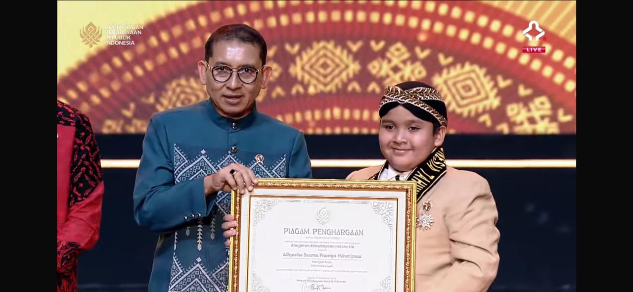 Astha menerima penghargaan Anugerah Kebudayaan Indonesia Kategori Anak dari Menteri Kebudayaan Fadli Zon.
