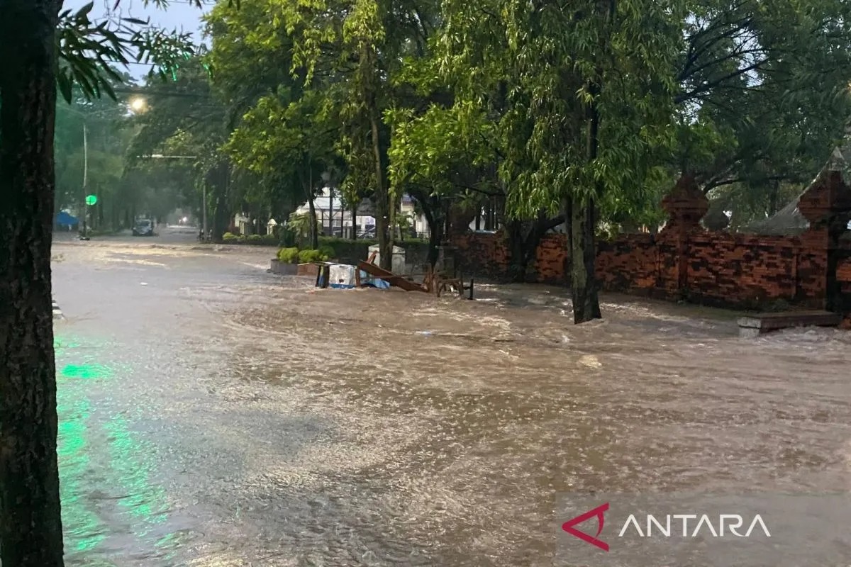 Banjir merendam sejumlah kawasan di Cirebon, Jawa Barat, sejak Selasa (23/12/2025).