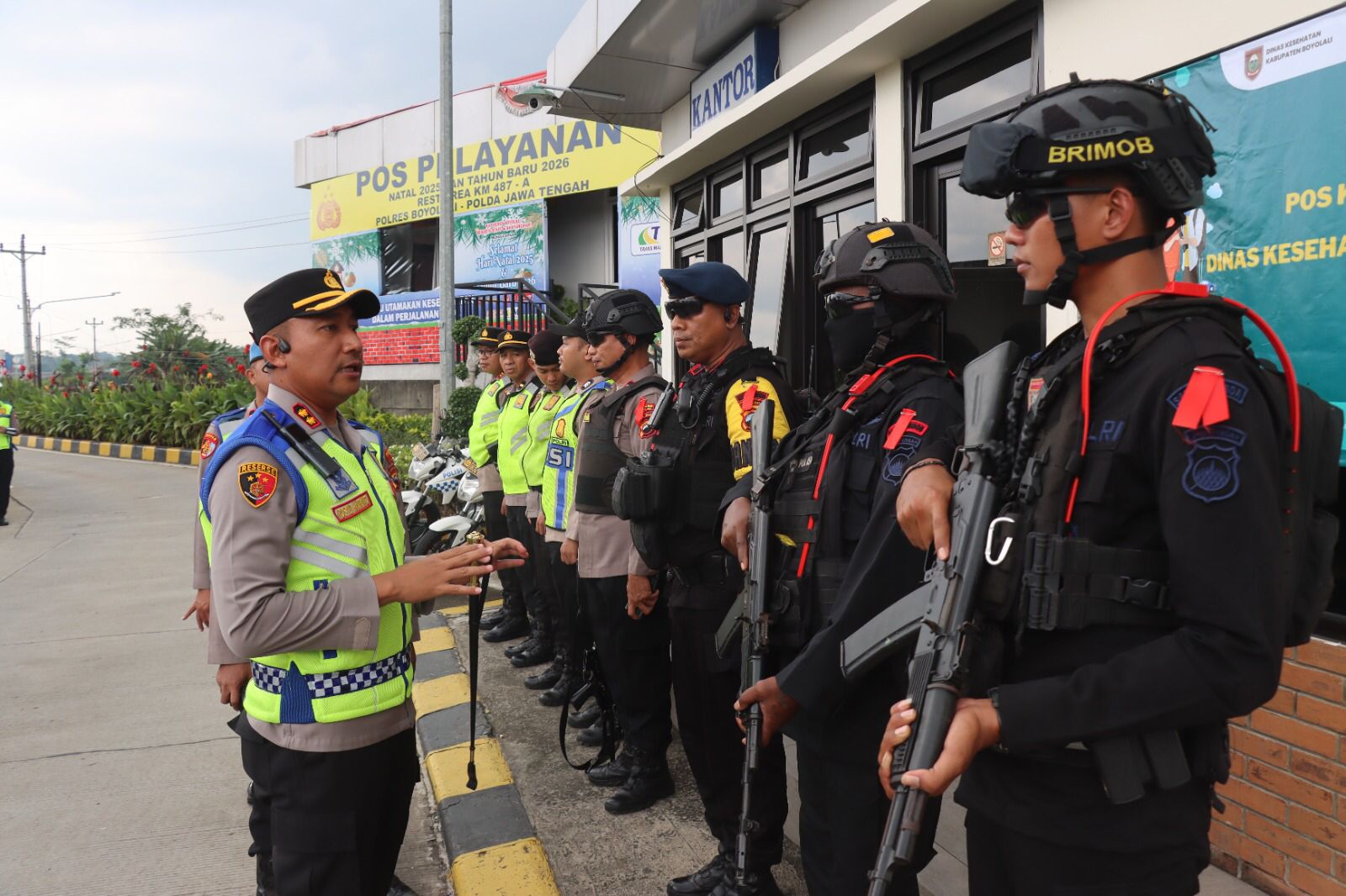Kapolres Boyolali AKBP Rosyid Hartanto melakukan inspeksi mendadak guna memastikan kesiapan personel dalam Operasi Lilin Candi 2025.