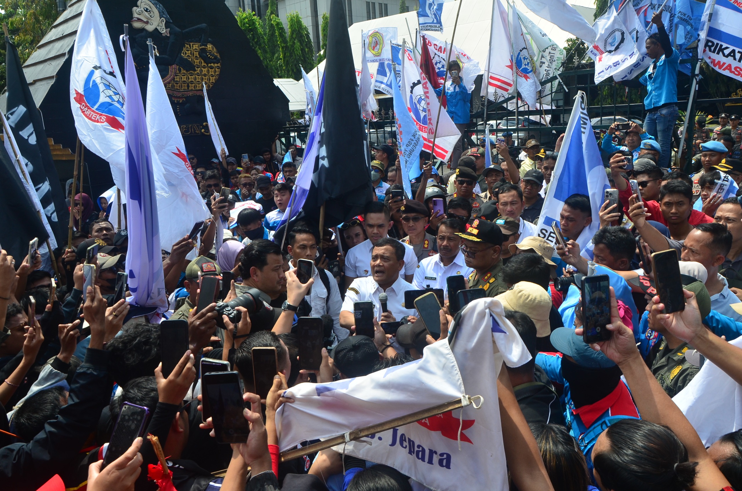Gubernur Jateng Ahmad Luthfi menemui para buruh setelah penetapan UMP dan UMK, Rabu (24/12/2025).