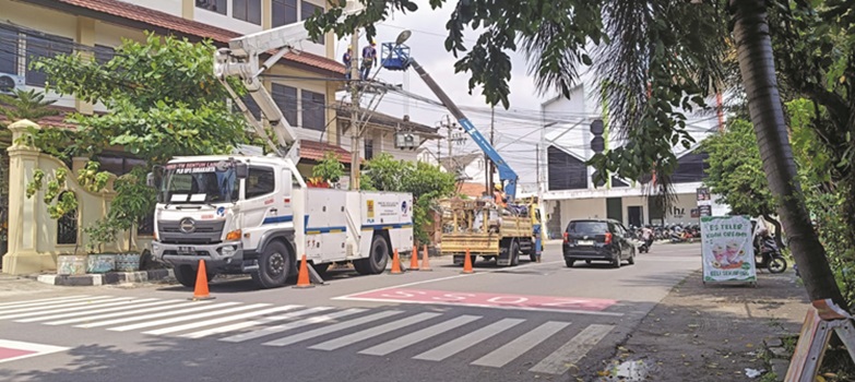 Petugas PLN menaikkan daya listrik di SMPN 13 Solo.