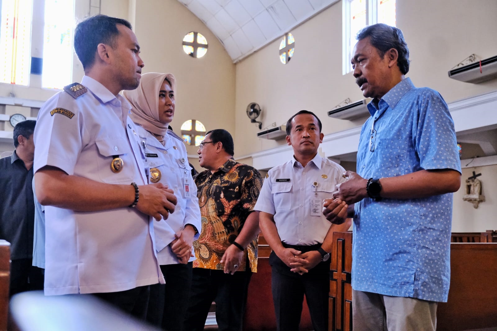 Wali Kota Solo Respati Ardi dan Wawali Astird Widayani kunjungi gereja di wilayah Laweyan jelan Natal, Rabu kemarin (24/12/2025). (Humas Pemkot Solo)