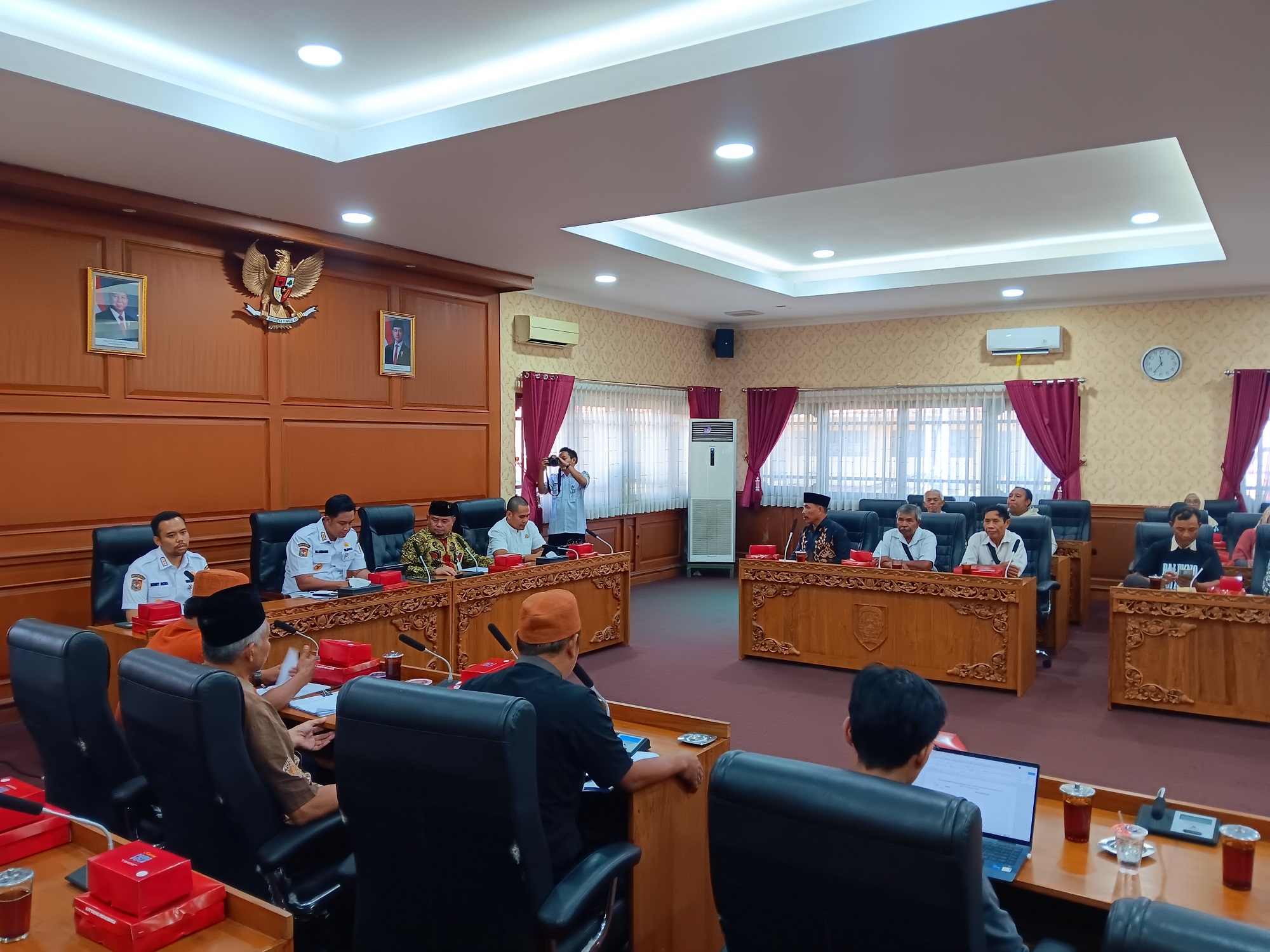 Nasabah PD BKK Klaten audensi dengan forkompimda Klaten. (Angga Purenda/Radar Solo)