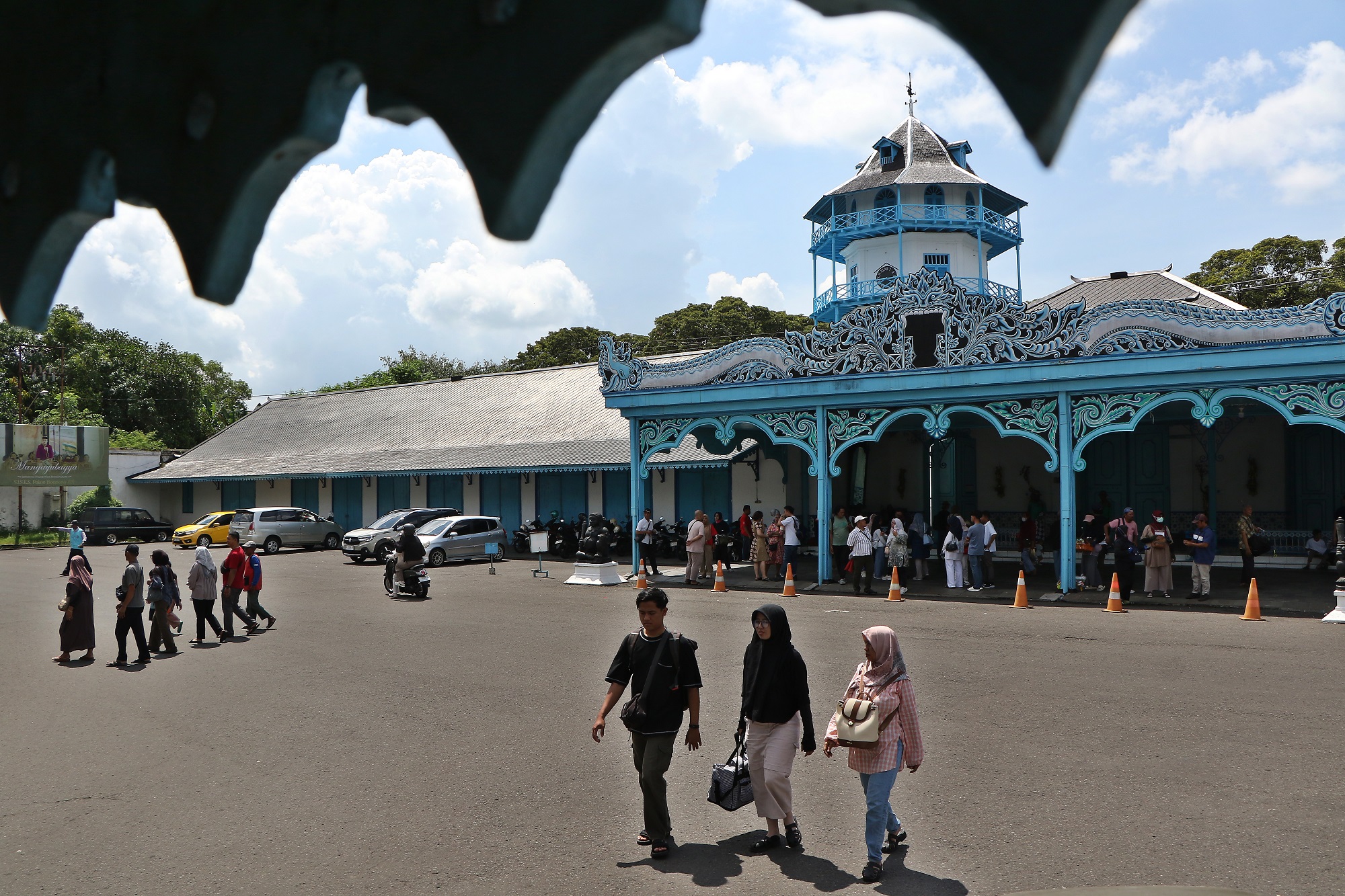 Wisatawan kunjungi Keraton Solo meski harus kecewa karena museum tidak buka. (Arief Budiman/Radar Solo)