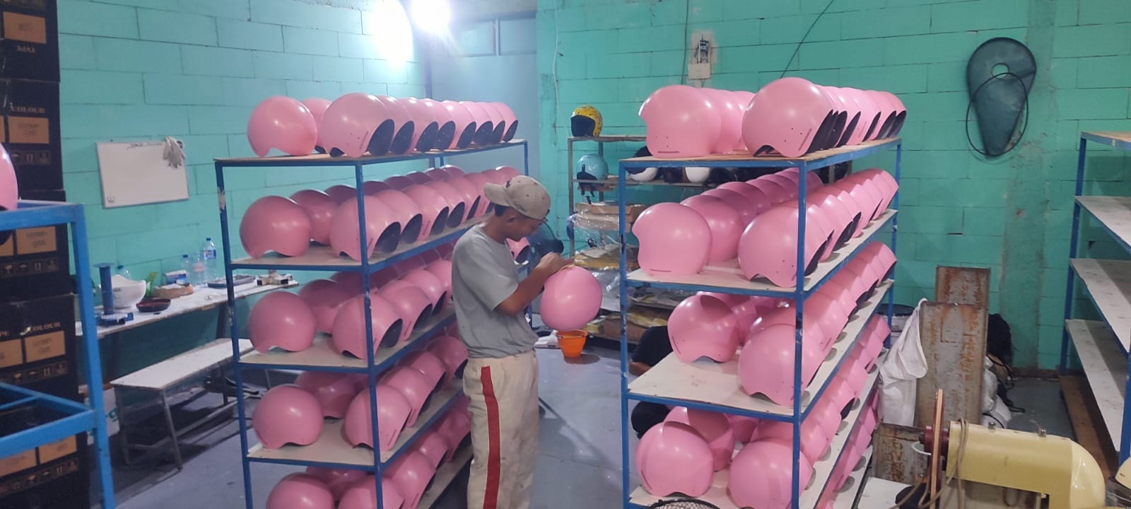 Helm produksi Suwarno di Gondang, Sragen, kini tembus ke pasar nasional. (Ahmad Khairudin/Radar Solo)