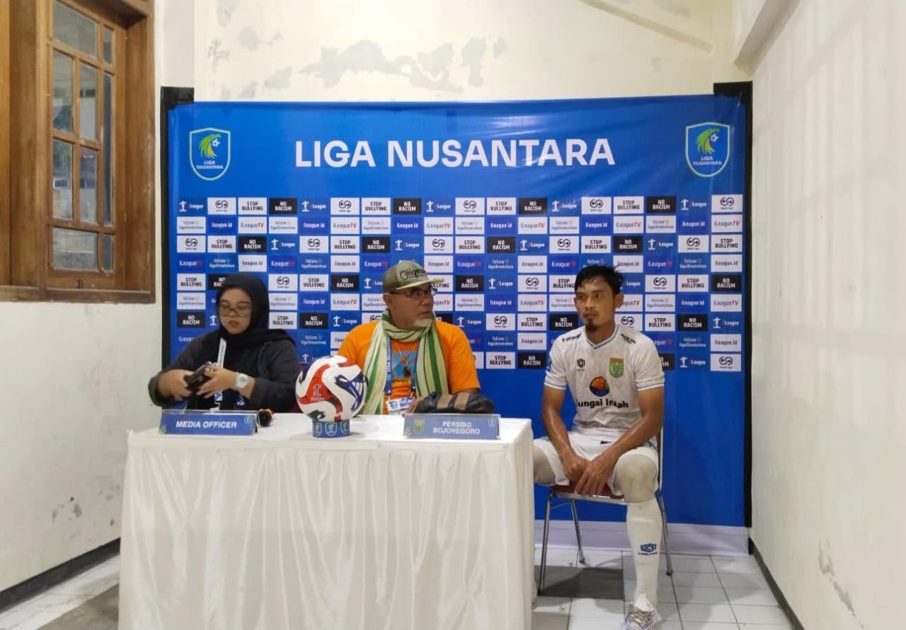 BERI KETERANGAN: Iwan Setiawan (tengah) jalani jumpa pers usai laga Persibo Bojonegoro melawan RANS Nusantara, 20 Desember lalu.