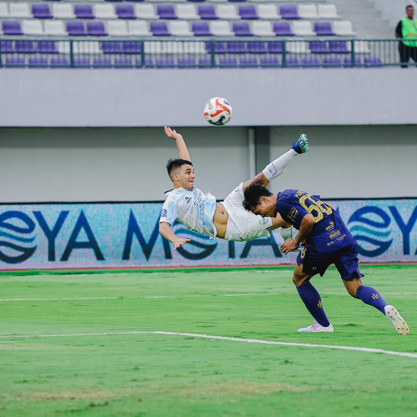 AKROBAT: Gelandang PSIM Jogja Pulga Vidal saat bertanding di Super League musim ini.