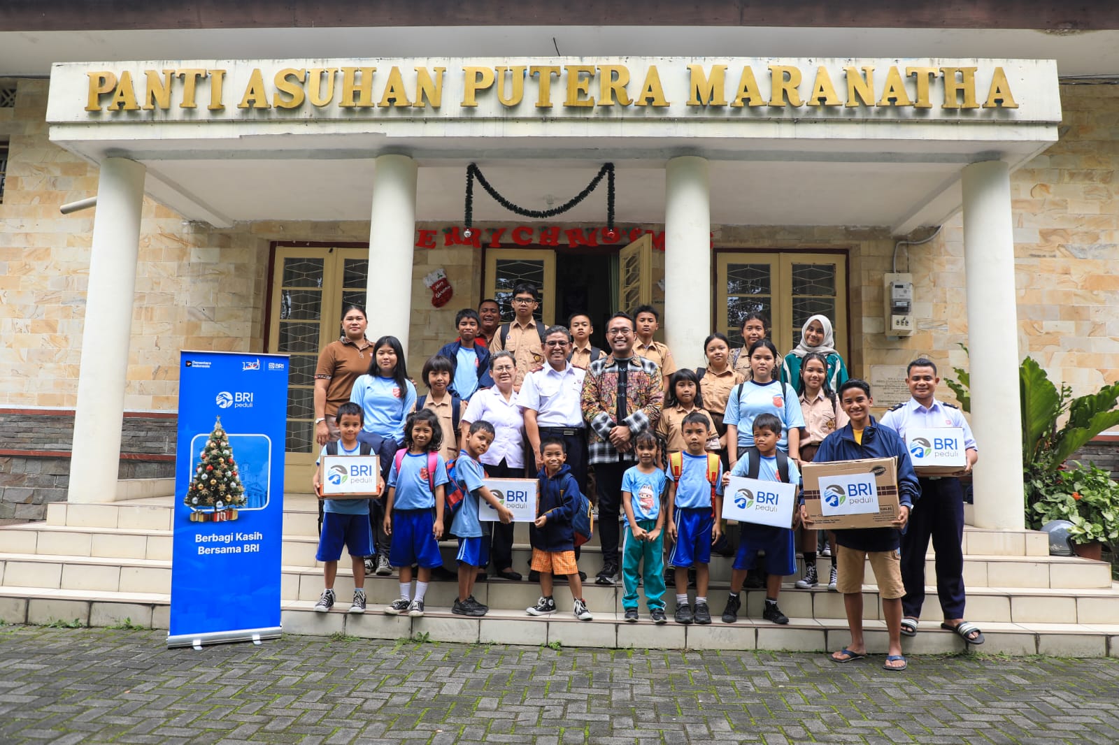 BRI melalui program Corporate Social Responsibility (CSR) BRI Peduli menyalurkan sebanyak 10.500 paket sembako kepada masyarakat di berbagai wilayah di Indonesia.