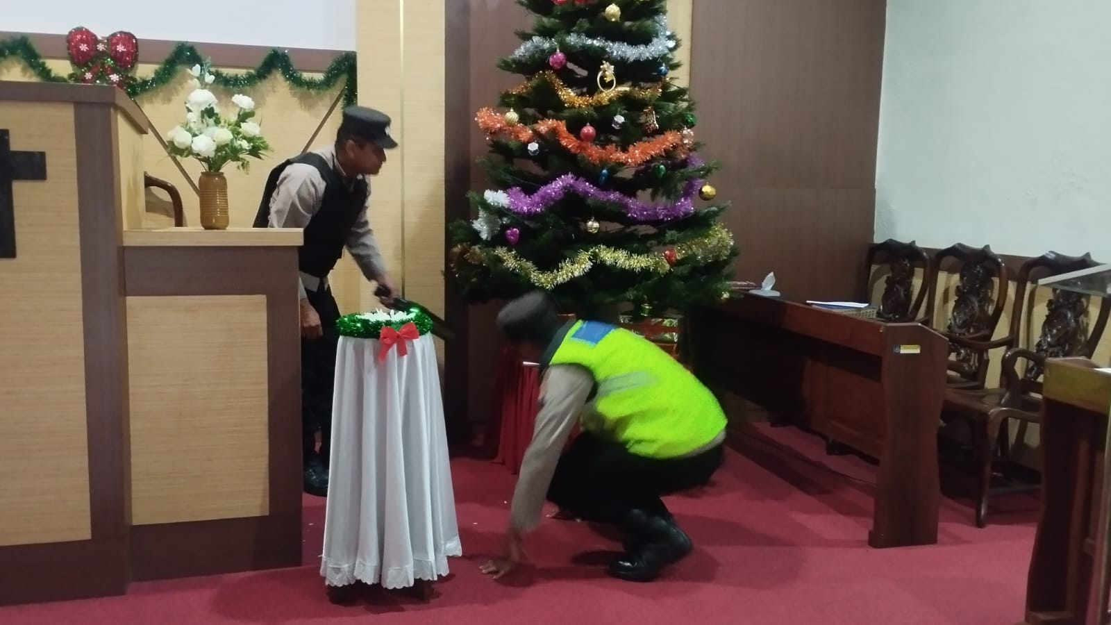 Personil Polsek Tasikmadu saat melakukan pengecekan salah satu gereja di wilayah Tasikmadu Kamis (25/12/2025) pagi. (Rudi Hartono/Radar Solo)