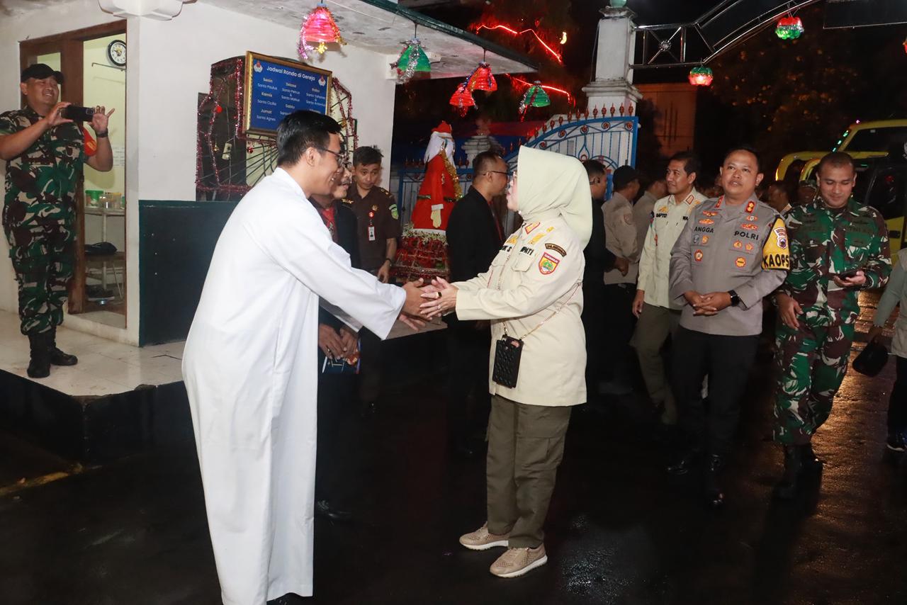 Romo Petrus Dwi Purnomo Adi sambut Bupati Sukoharjo Etik Suryani saat kunjungi Gereja Hati Kudus Yesus Sukoharjo, Rabu malam (24/12).