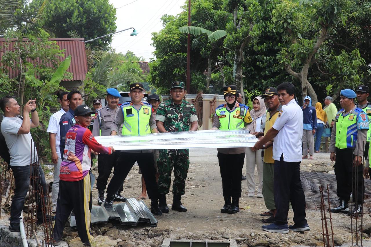 Kapolres Sragen AKBP Dewiana Syamsu Indyasari (kanan) saat memulai pembangunan jembatan di Desa Slogo, Kecamatan Tanon, Sragen, Kamis (25/12/2025). (Ahmad Khairudin/Radar Solo)