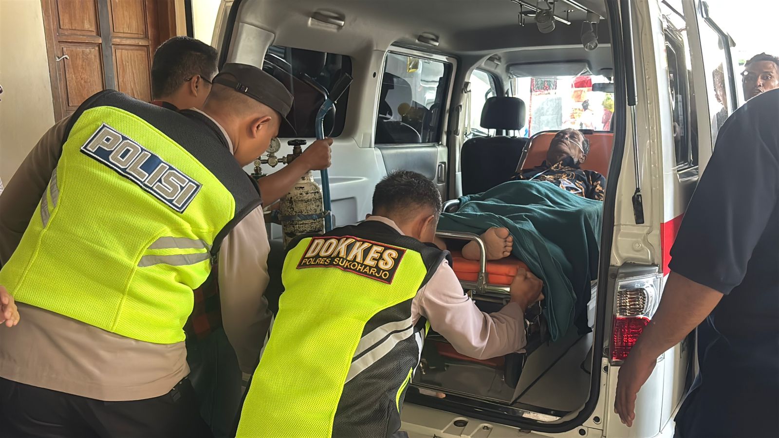 Tim kesehatan Polres Sukoharjo memberikan penanganan medis kepada jemaat Gereja Hati Kudus Sukoharjo yang mengalami sesak napas saat mengikuti ibadah Misa Natal, Kamis (25/12/2025).