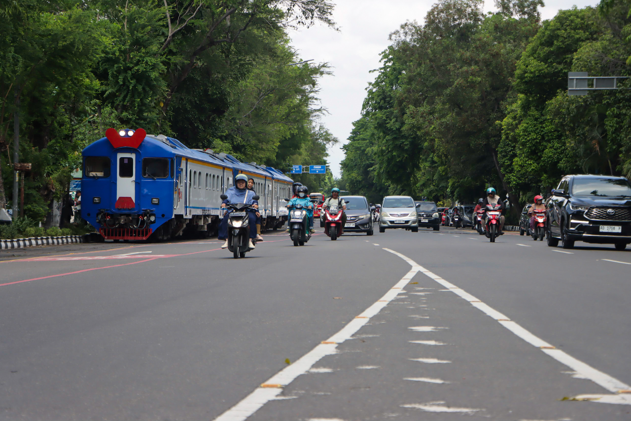 Prakiraan cuaca Solo Hari ini 25 Desember 2025: cerah berawan hingga hujan ringan per kecamatan, suhu 24&ndash;32&deg;C, kelembapan tinggi.
