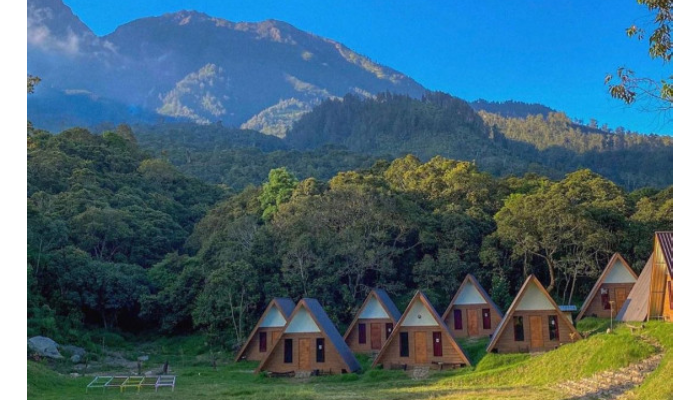 Glamping Sakura Hills dengan view Gunung Lawu.