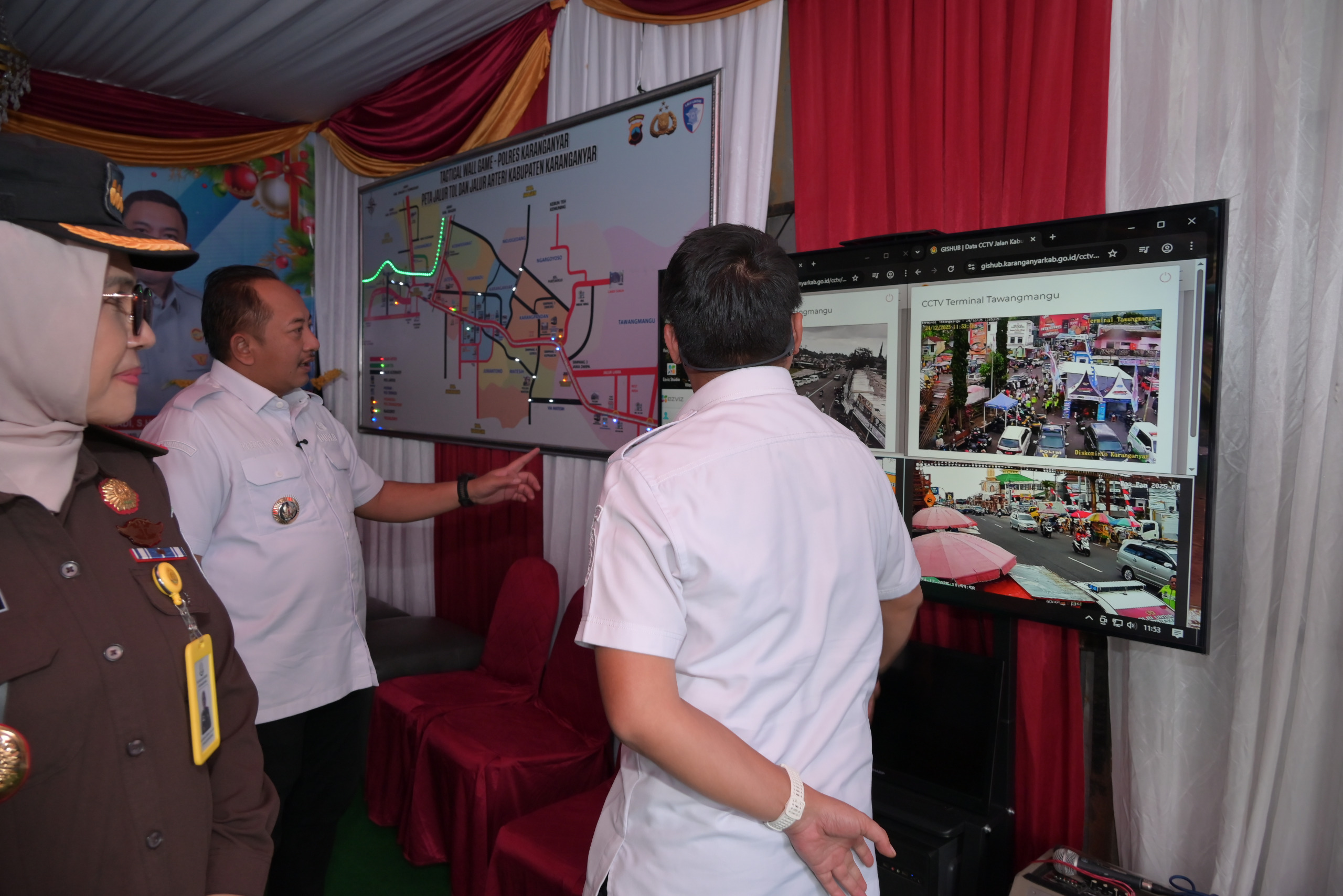 Bupati Karanganyar Rober Christanto mengecek CCTV pantauan lalu lintas di salah satu pos pengamanan Nataru, Kamis (25/12/2025). (Rudi Hartono/Radar Solo)