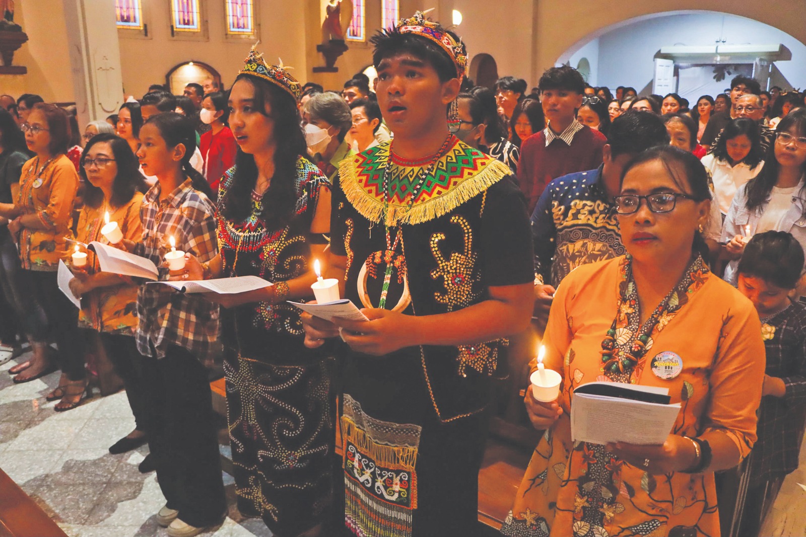 KHIDMAT: Jamaat menjalani ibadah Malam Natal di Gereja Santo Antonius Padua Purbayan, Kamis (25/12/2025).  &nbsp;
