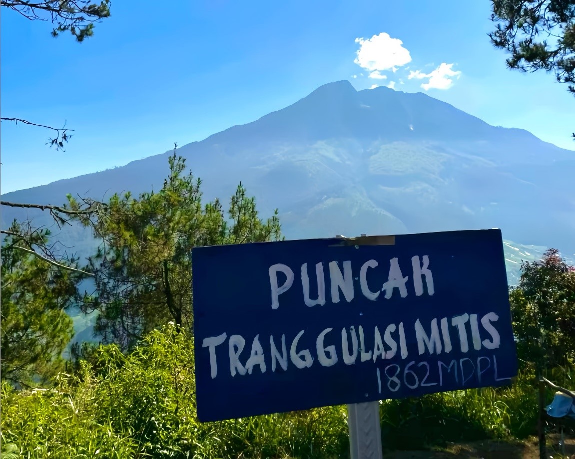 Pemandangan alam nan memesona di kawasan bukit Mitis, Dawuhan, Desa Blumbang, Kecamatan Tawangmangu, Karanganyar.