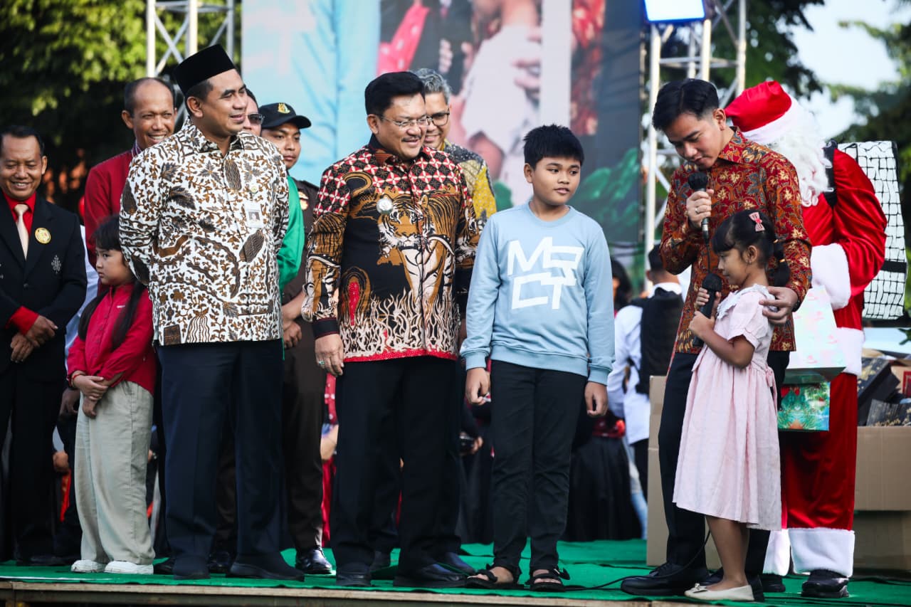 Wapres Gibran Rakabuming Raka dan Wagub Jateng Taj Yasin hadiri prosesi ibadah Natal bersama di Lapangan Pancasila, Kota Salatiga, Kamis (25/12/2025).